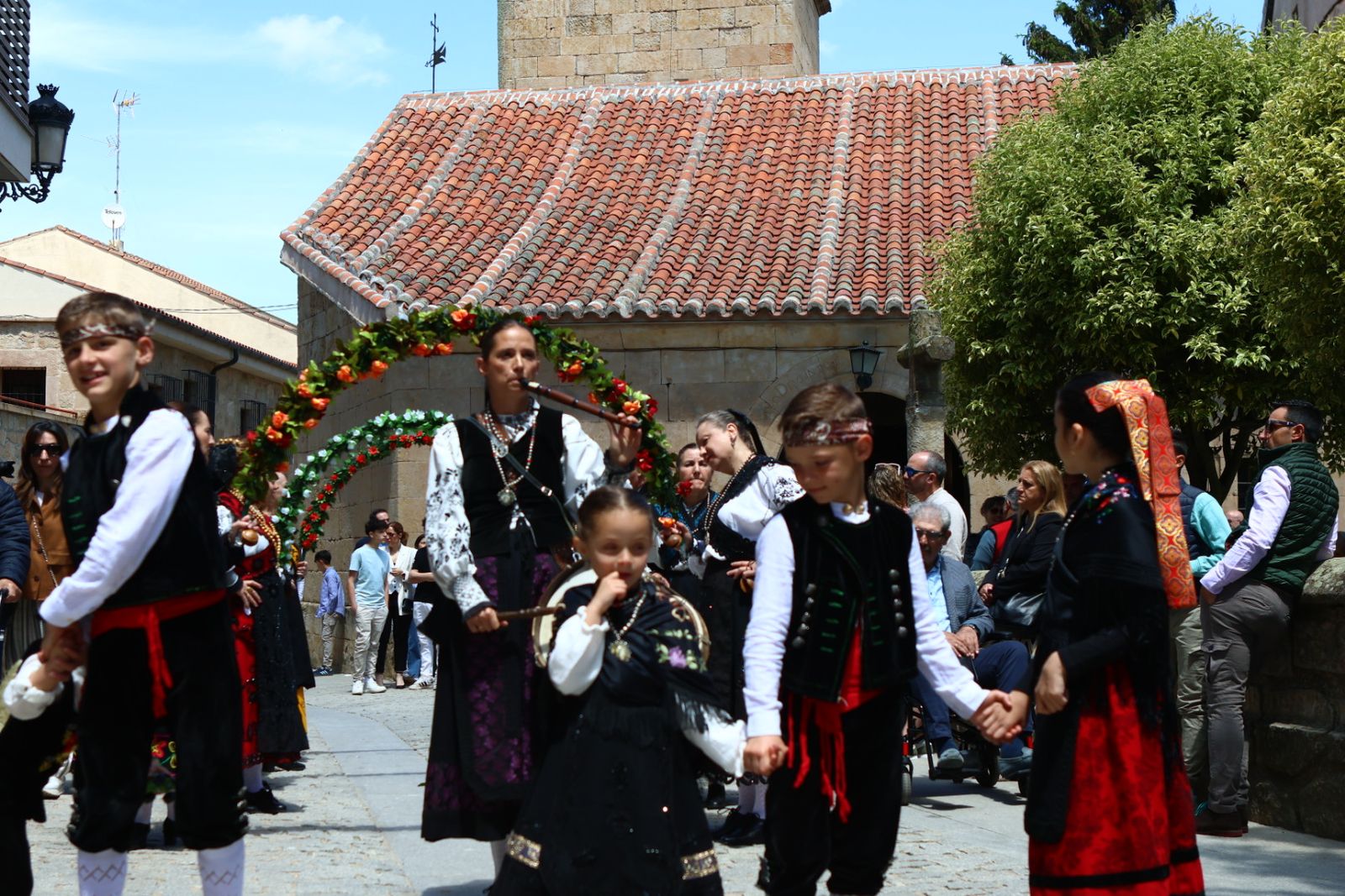 La devoción llena Villamayor en la salida procesional de Nuestra Señora de los Remedios