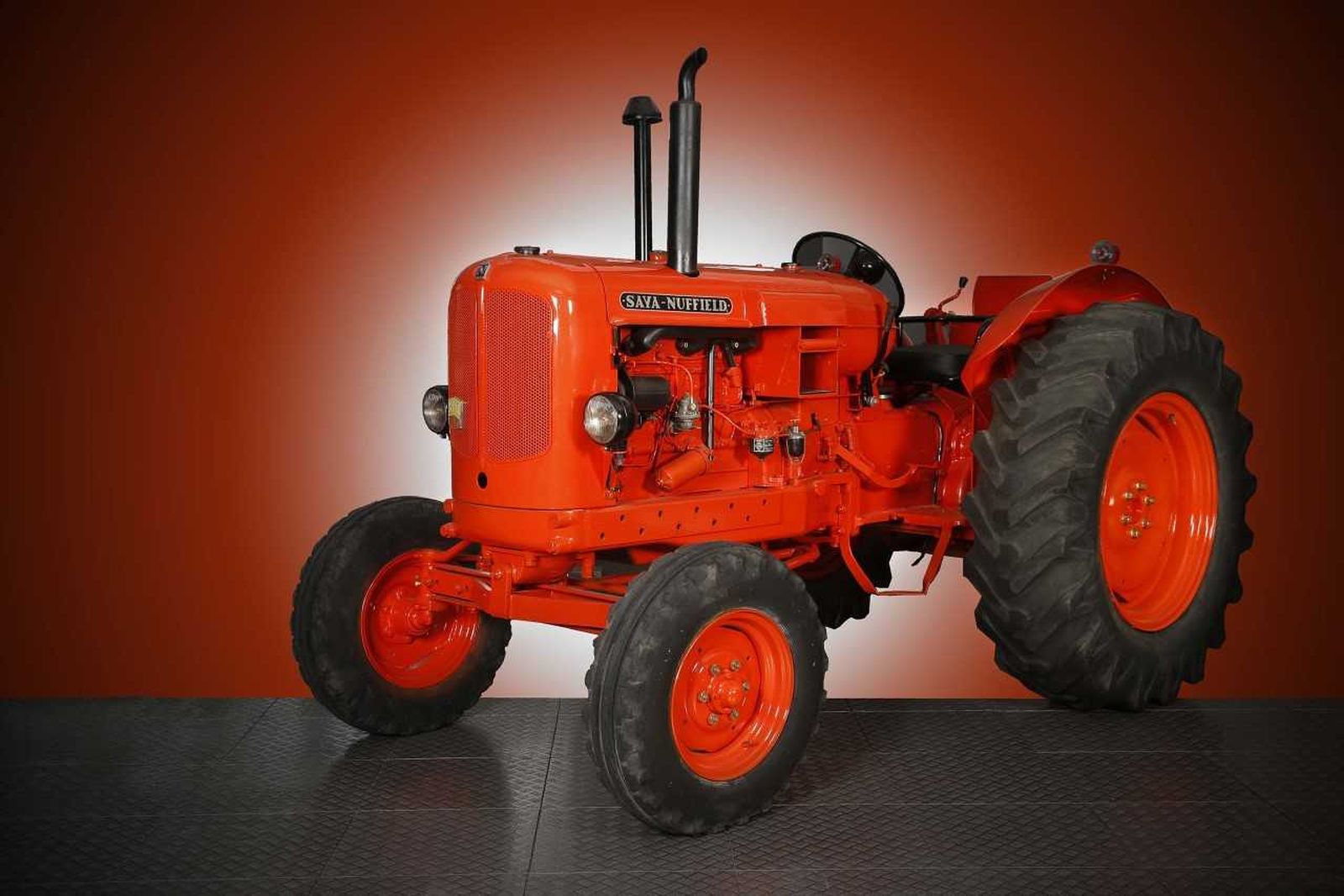 Un tractor Sava-Nuffield 10/60 standard del año 1967, la pieza del mes del Museo de la Automoción