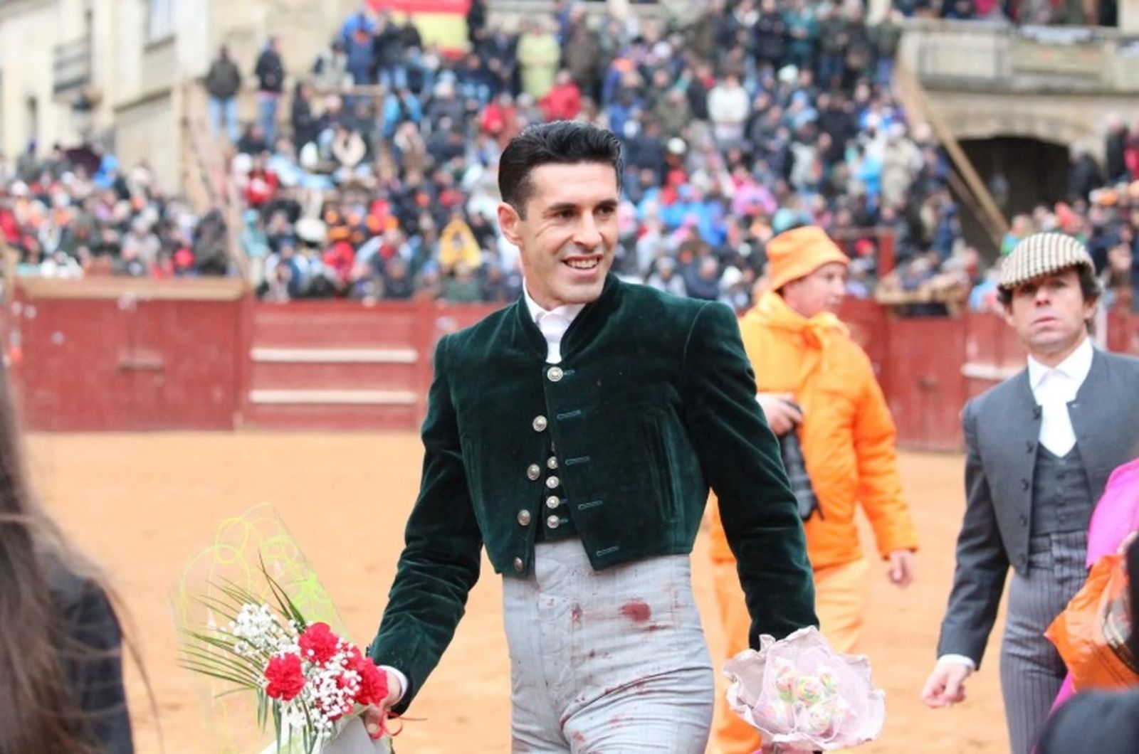Alejandro Talavante paseando el trofeo obtenido durante el Carnaval del Toro 2025