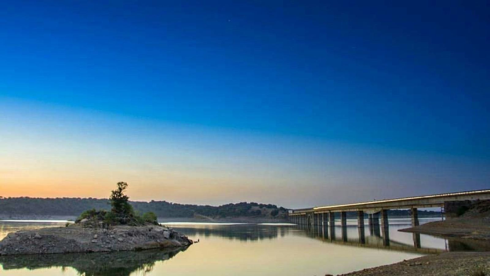 Cerrado al tráfico el antiguo puente de Manzanal del Barco por su precario estado