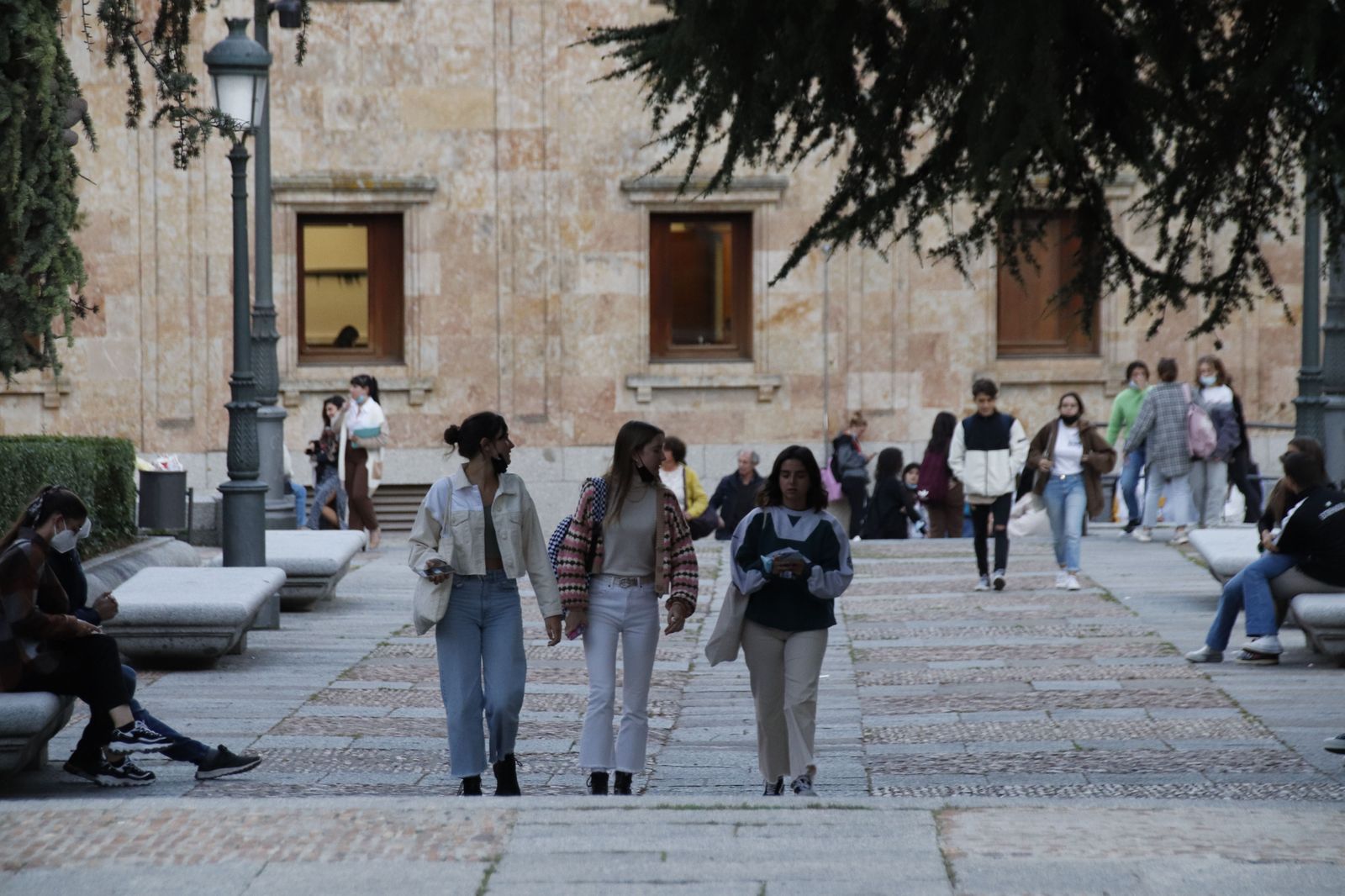 Estudiantes en la Plaza de Anaya en otoño