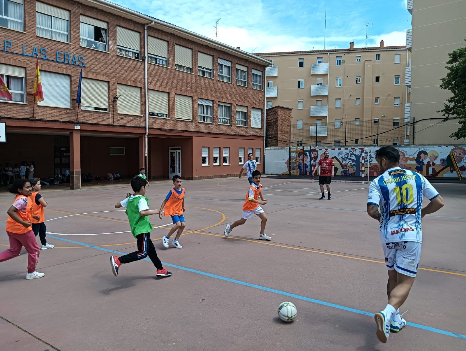 Sesión de promoción del fútbol sala en un colegio de Benavente.