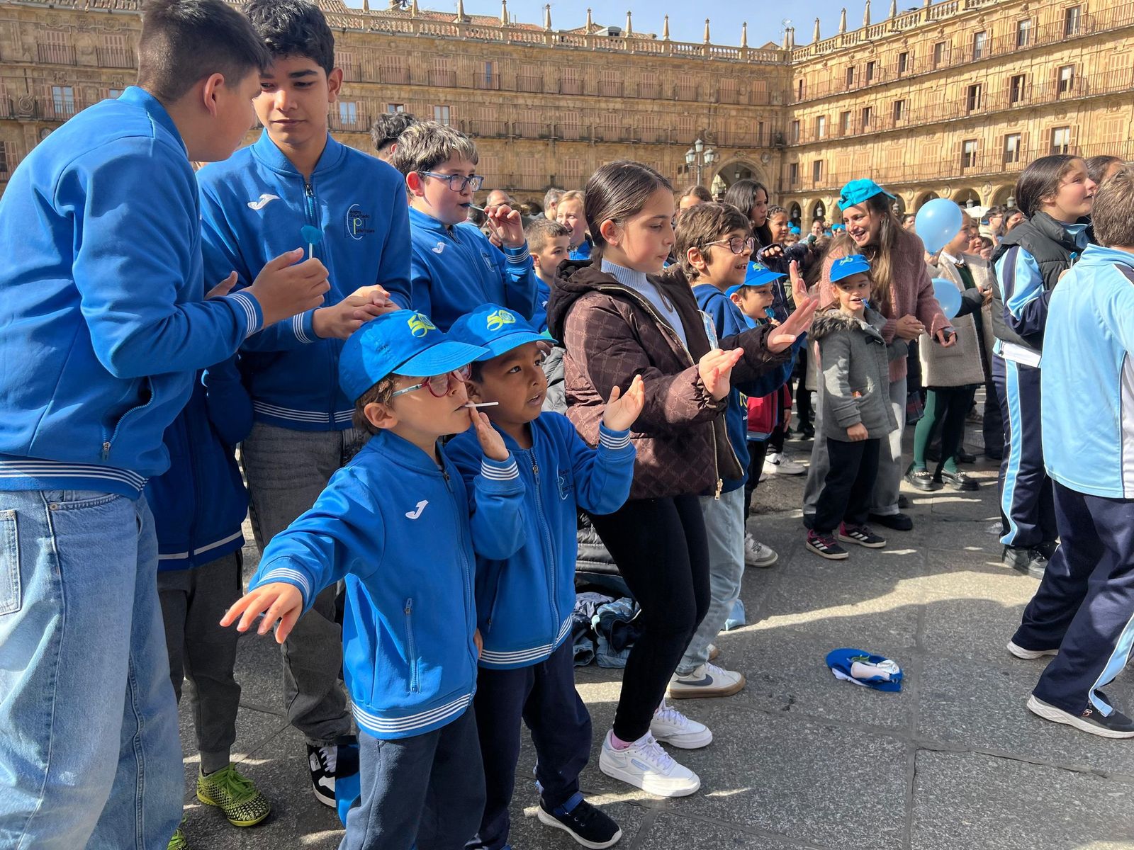 Acto de sensibilización en la Plaza Mayor de Salamanca con motivo del Día Mundial de Concienciación sobre el Autismo