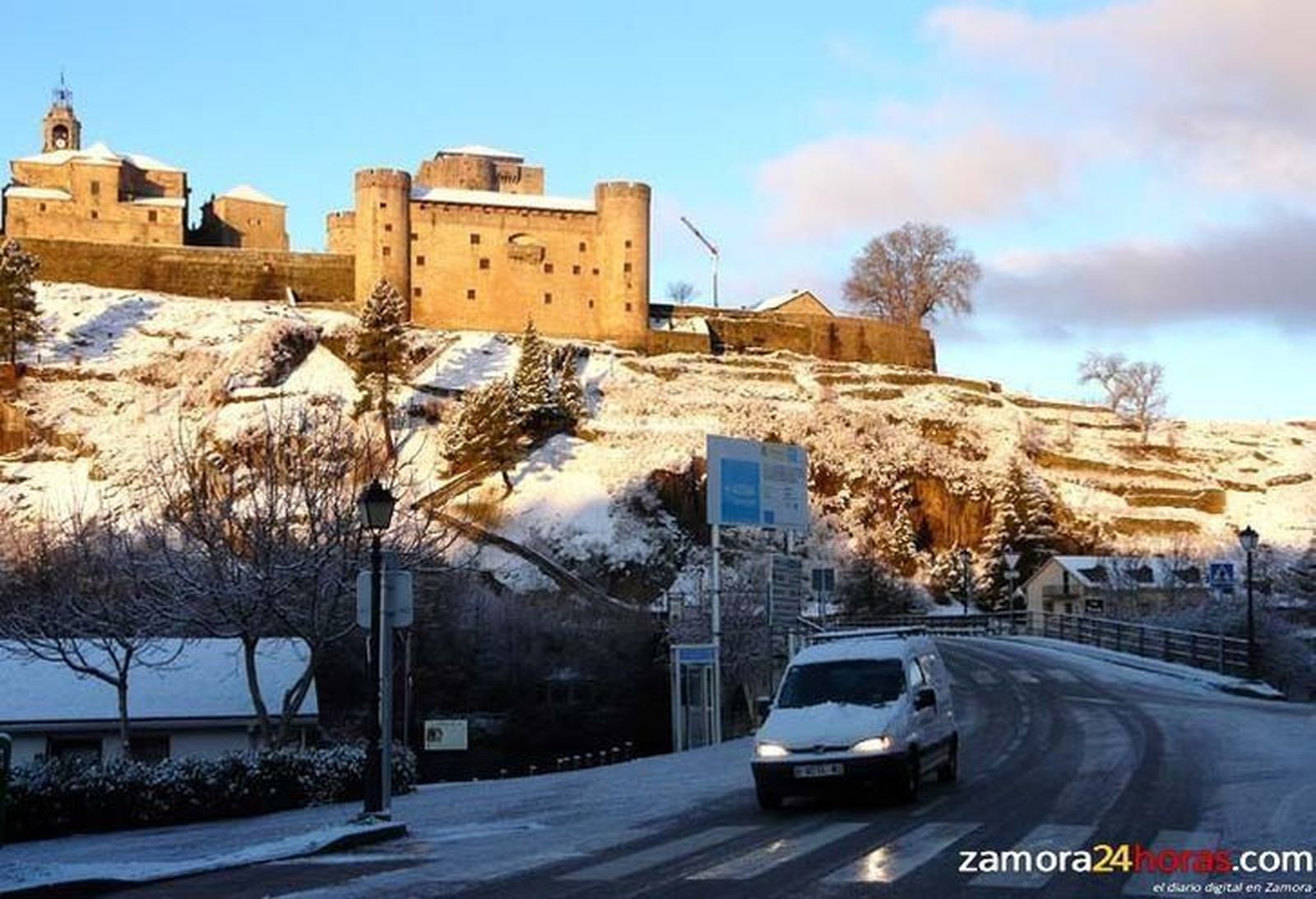 Puebla de Sanabria amanece con una capa de diez centímetros de nieve como inicio de una semana de mal tiempo