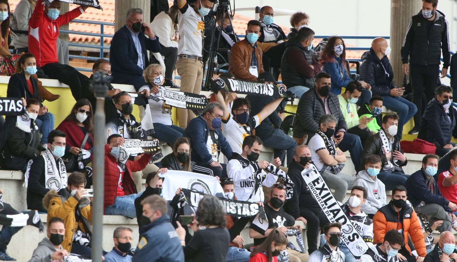 Varios aficionados de Unionistas en el Reina Sofía / FOTO SALAMANCA24HORAS.COM