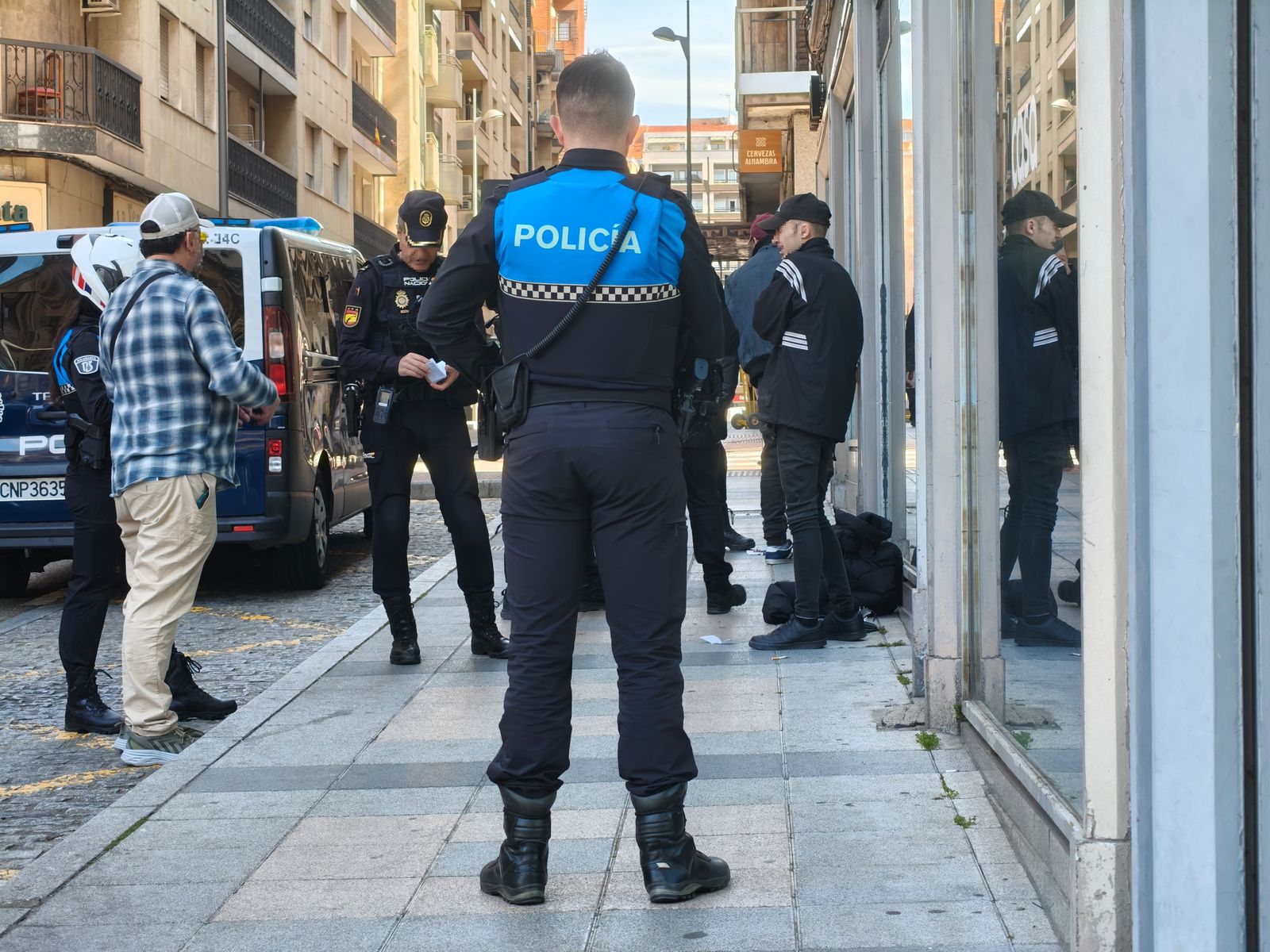 Policía Local y Nacional en la calle Rodríguez Fabres (2)