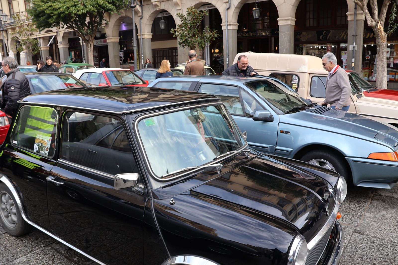 concentracion-de-coches-clasicos-en-la-plaza-mayor-8