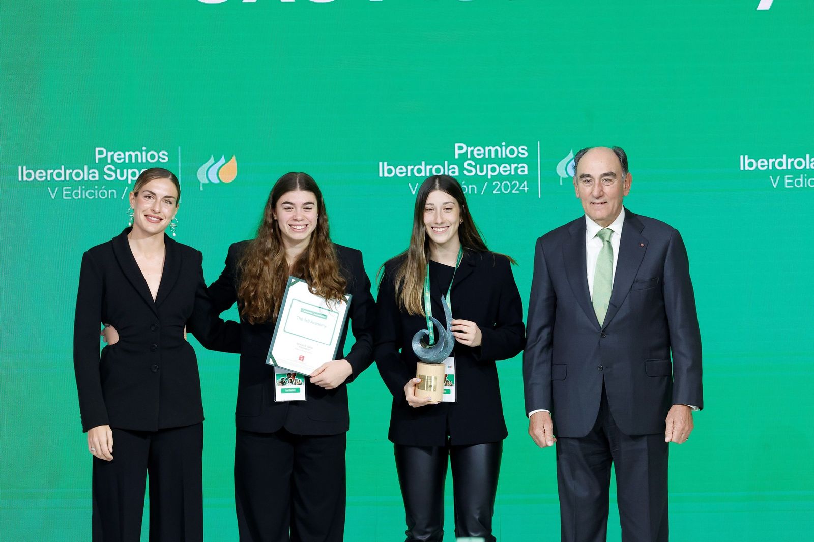 Alexia Putellas y el presidente de Iberdrola, Ignacio Galán, con las ganadoras del Premio Supera Competición