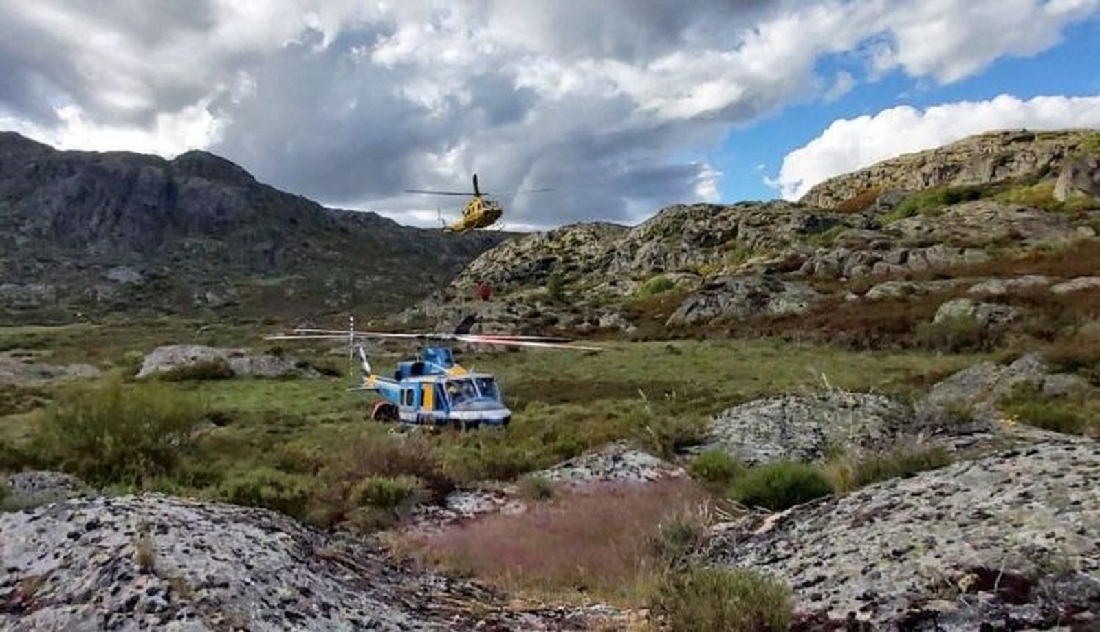 Dos helicópteros realizan maniobras de aterrizaje