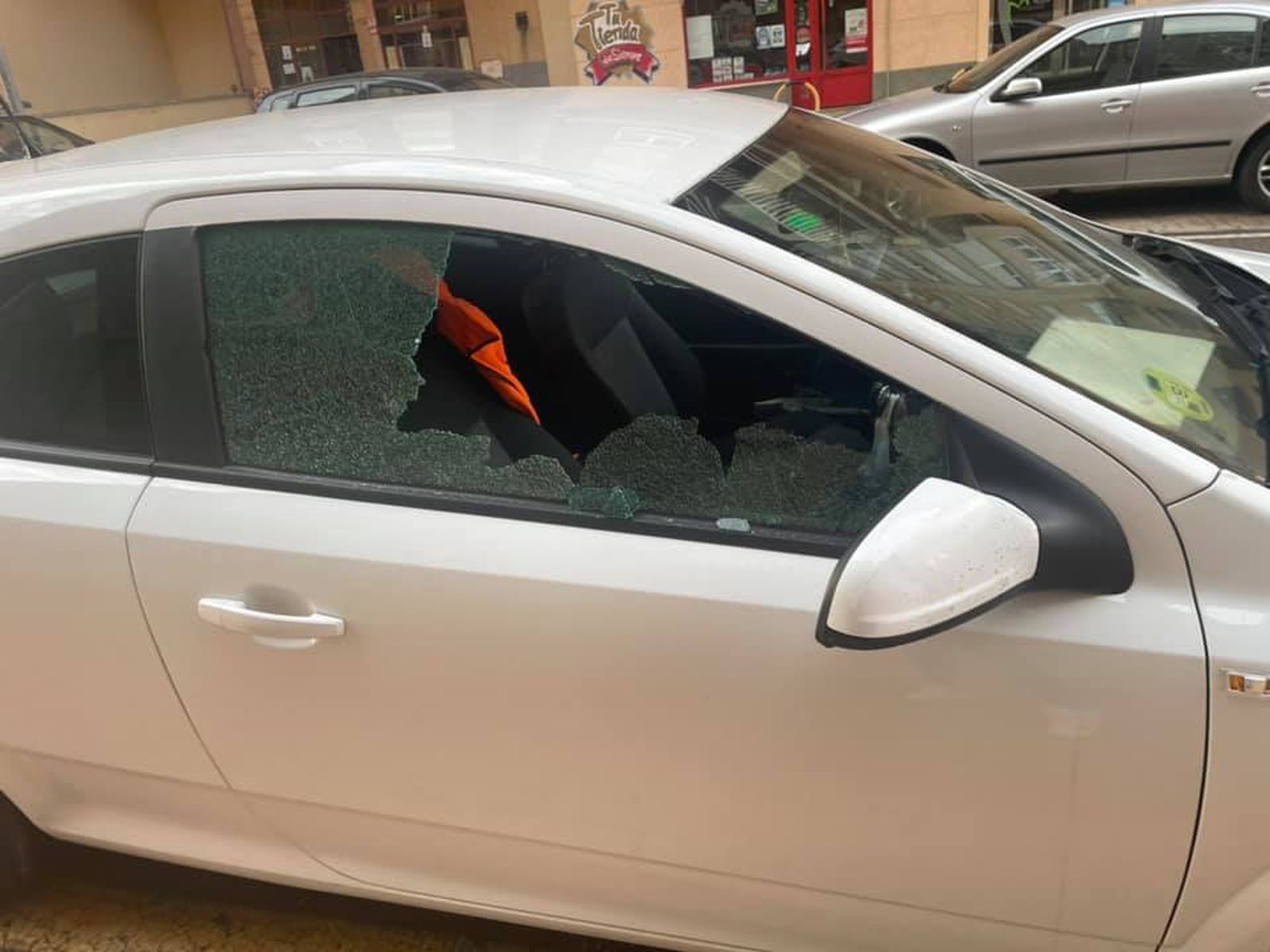 Un coche con la ventanilla rota