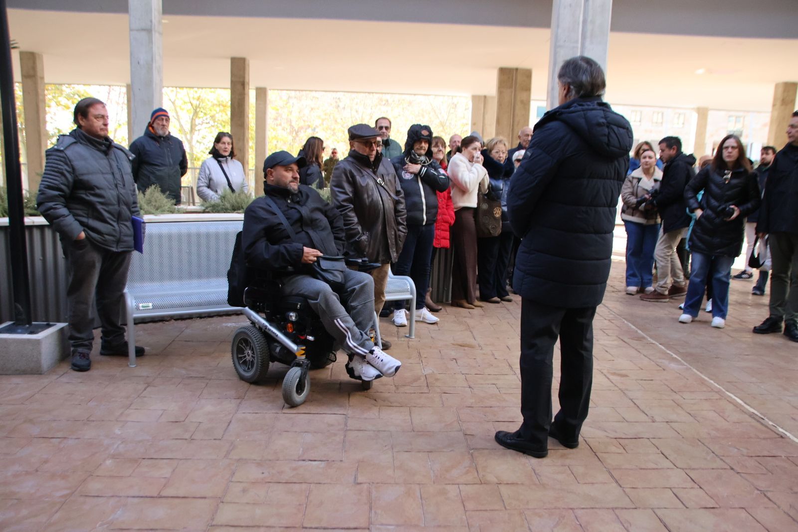 El alcalde de Salamanca, Carlos García Carbayo, entrega las llaves de la nueva promoción de viviendas protegidas en alquiler en Capuchinos