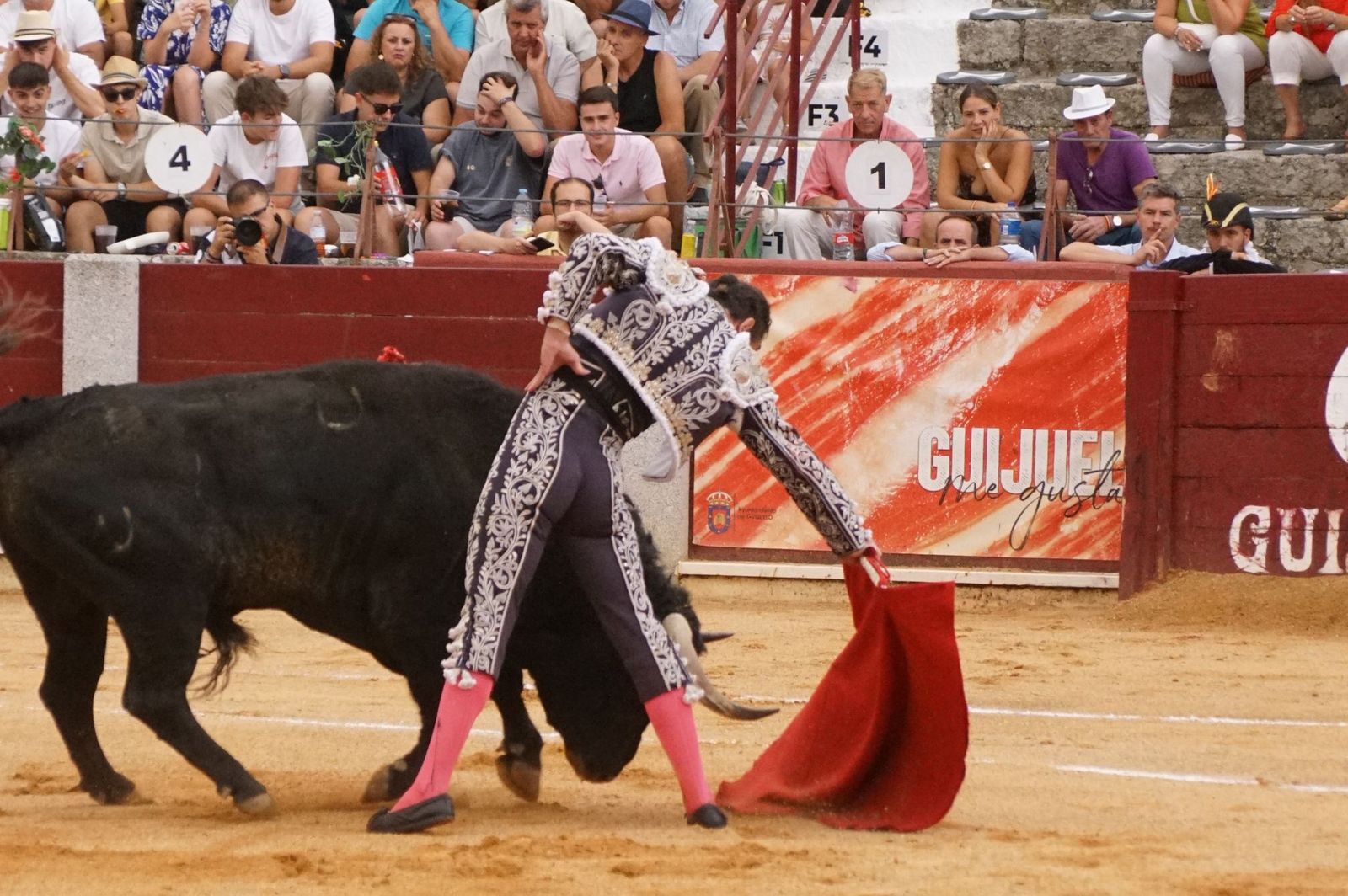 Javier Castaño se despide de Guijuelo y Damián Castaño, su hermano, e Ismael Martín salen a hombros en Guijuelo