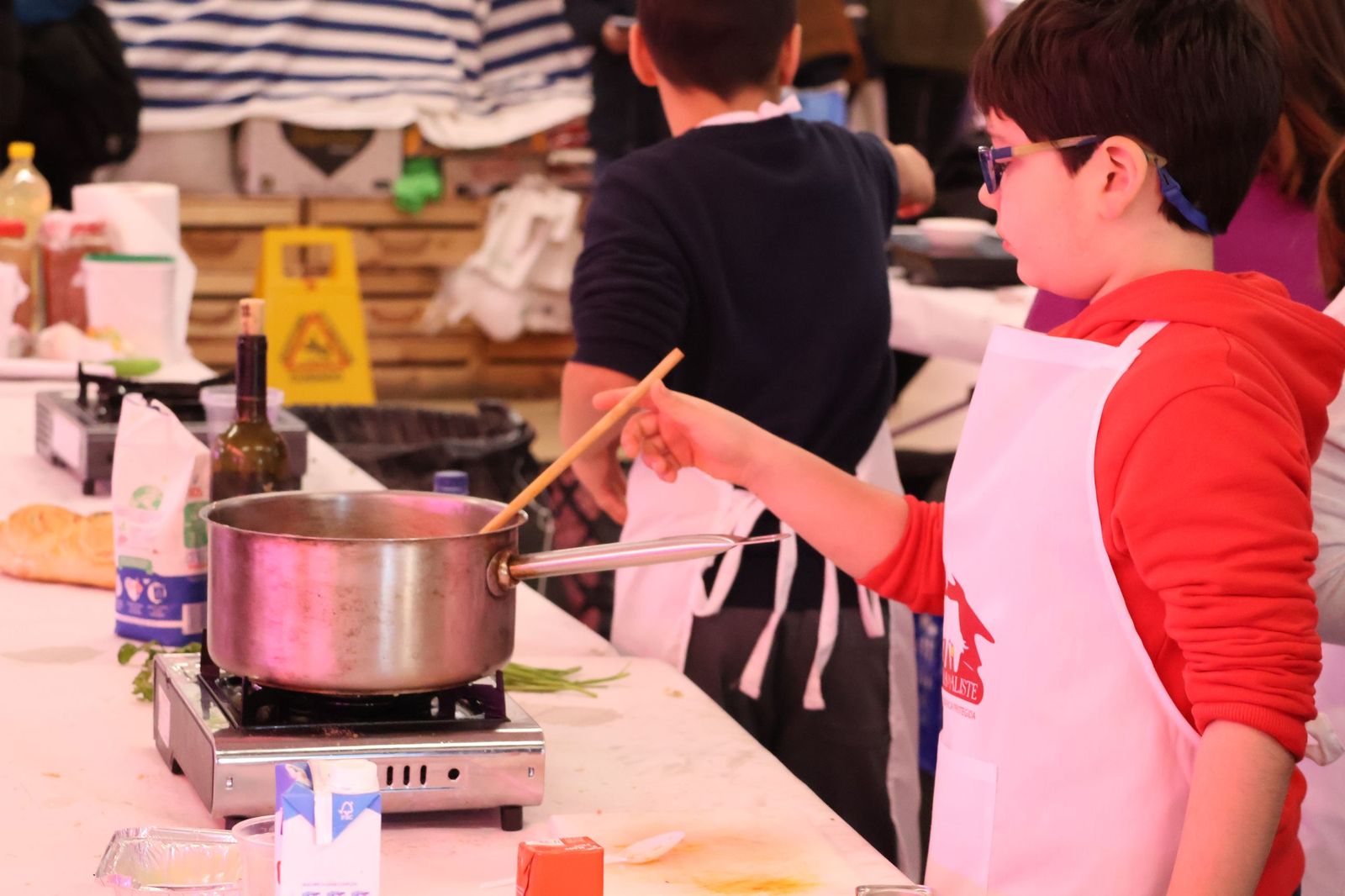GALERÍA | Los niños descubren la gastronomía local mientras se divierten cocinando
