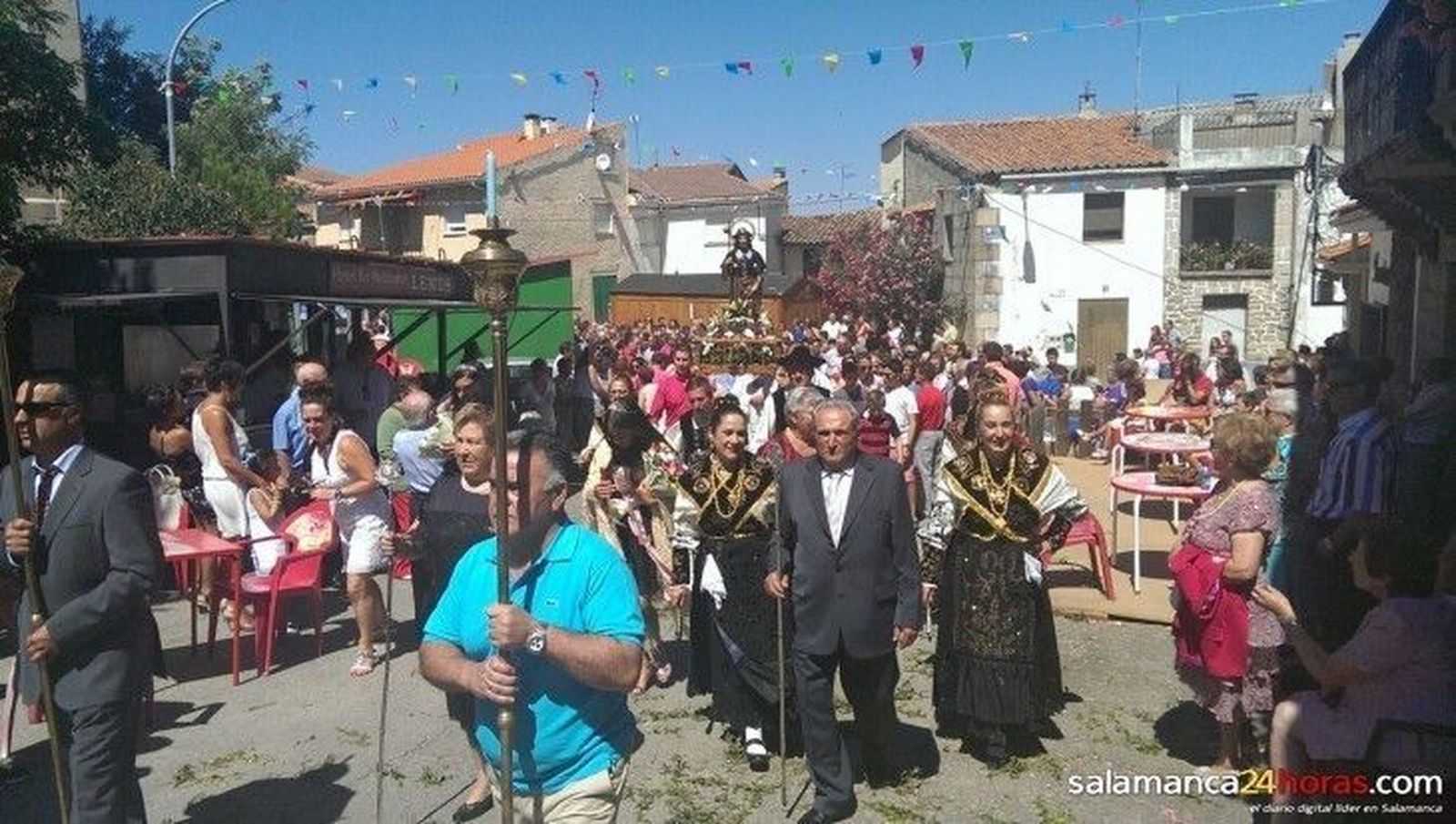 El olor a tomillo, romero y flores vuelve a perfumar el paso de San Roque