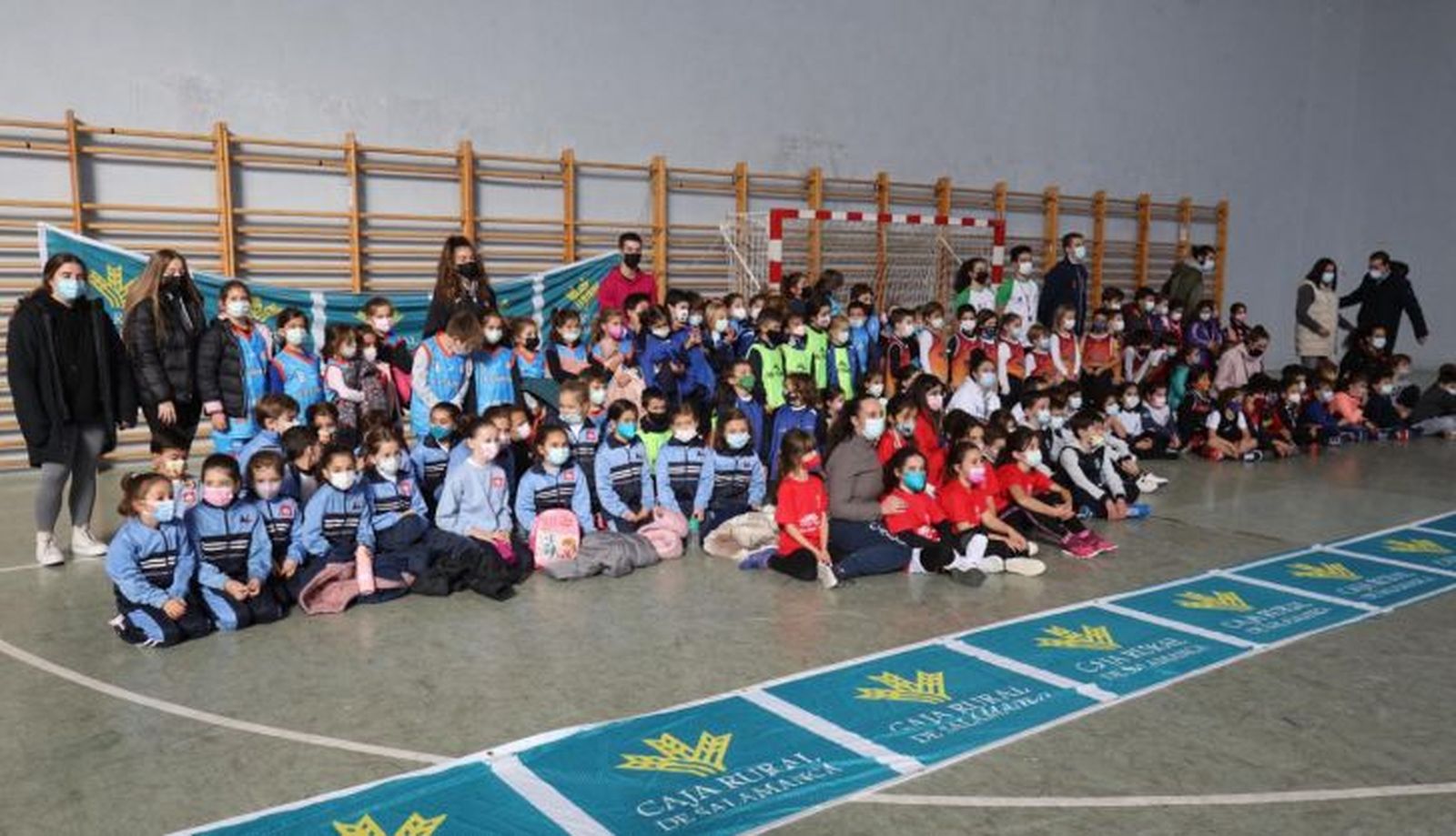 Foto de familia de los grupos que participan en el Caja Rural pequebasket que se celebra en Santa Marta (1)