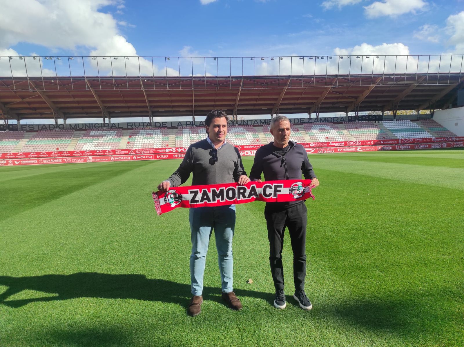El presidente del Zamora CF es Javier Páez Ruiz de Lopera junto a Óscar Cano en su presentación en el Ruta de la Plata