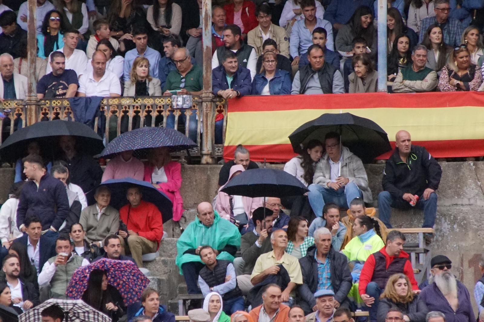ambiente-en-el-patio-de-cuadrillas-de-la-glorieta-para-ver-a-sergio-galan-diego-ventura-y-guillermo-hermoso-de-mendoza-21-de-septiembre-de-2024-fotos-juanes-72