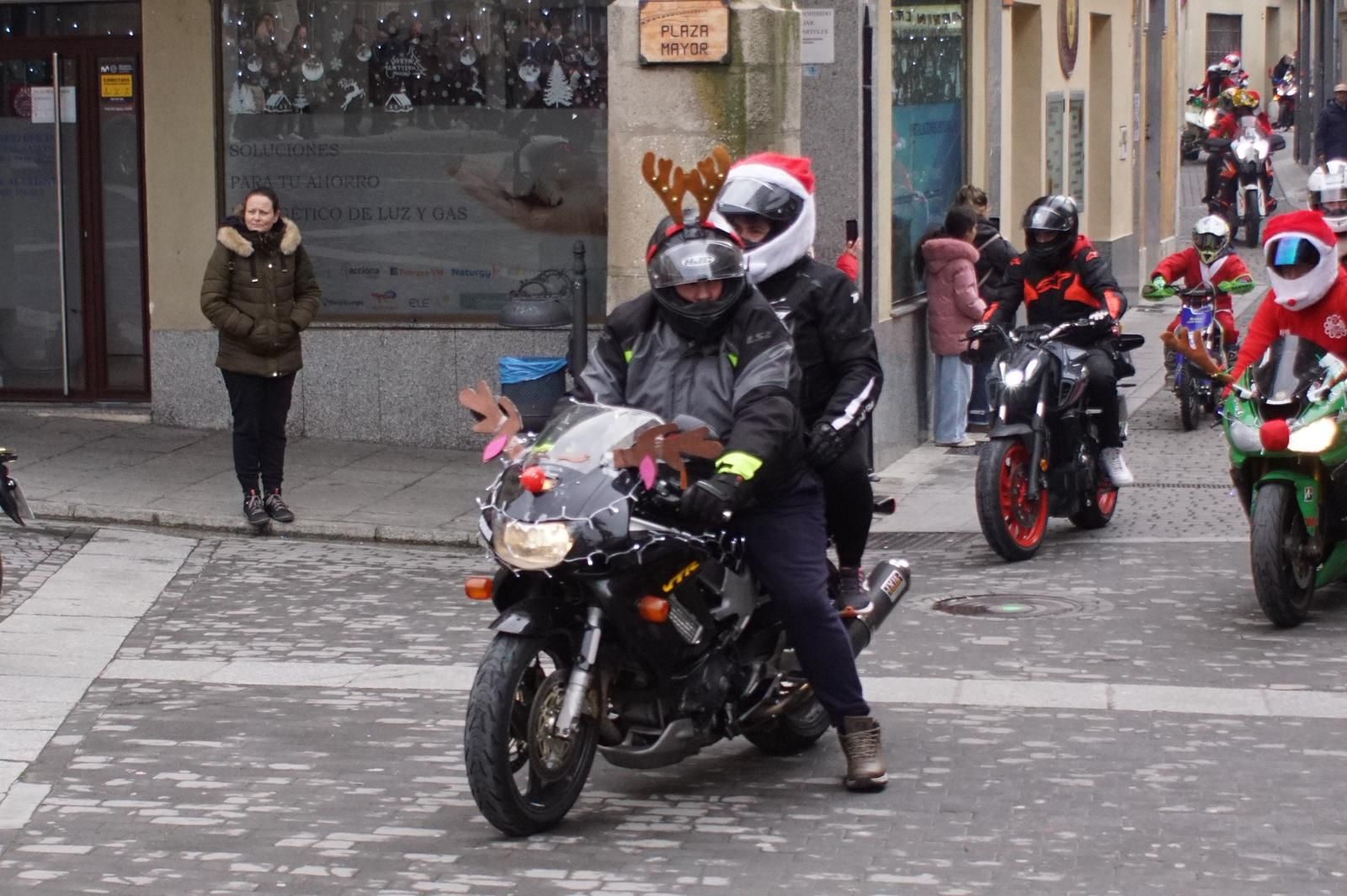 Alba de Tormes se despierta con el ruido de la 'Papanoelada motera' presidida por Papá Noel