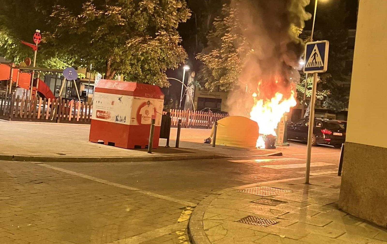 Imagen de contenedores ardiendo Foto: Redes sociales. Archivo