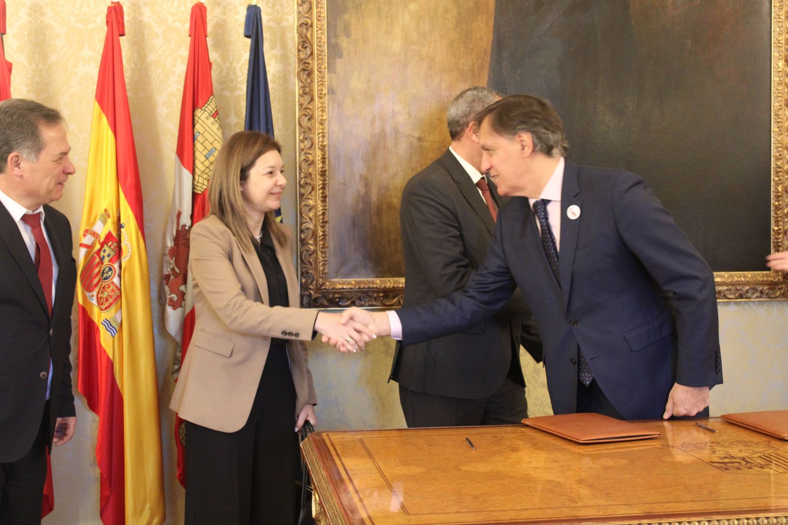 El alcalde de Salamanca y presidente de Zaldesa, Carlos García Carbayo, y el presidente del Consejo de Administración de la Autoridad del Puerto de Aveiro, Eduardo (4) El alcalde de Salamanca y presidente de Zaldesa, Carlos García Carbayo, y el presidente del Consejo de Administración de la Autoridad del Puerto de Aveiro, Eduardo (4)
