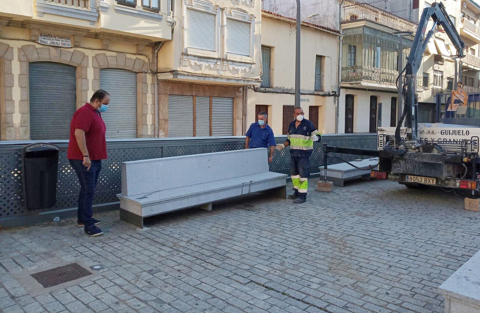 El alcalde Roberto Martín en la zona de los nuevos bancos de la plaza Mayor