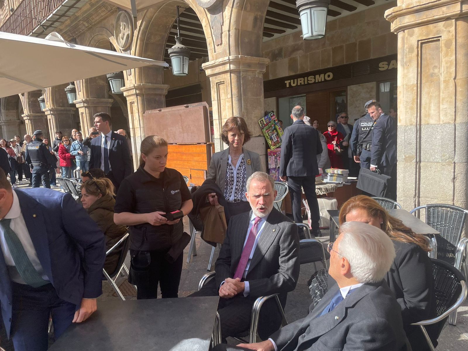 El Rey de España toma café en la Plaza Mayor