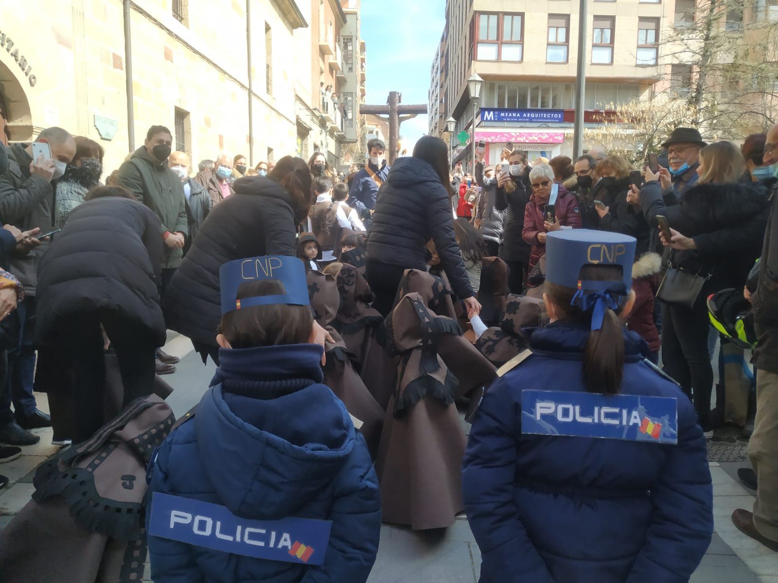 los-escolares-de-la-medalla-milagrosa-sacan-la-semana-santa-a-la-calle-5