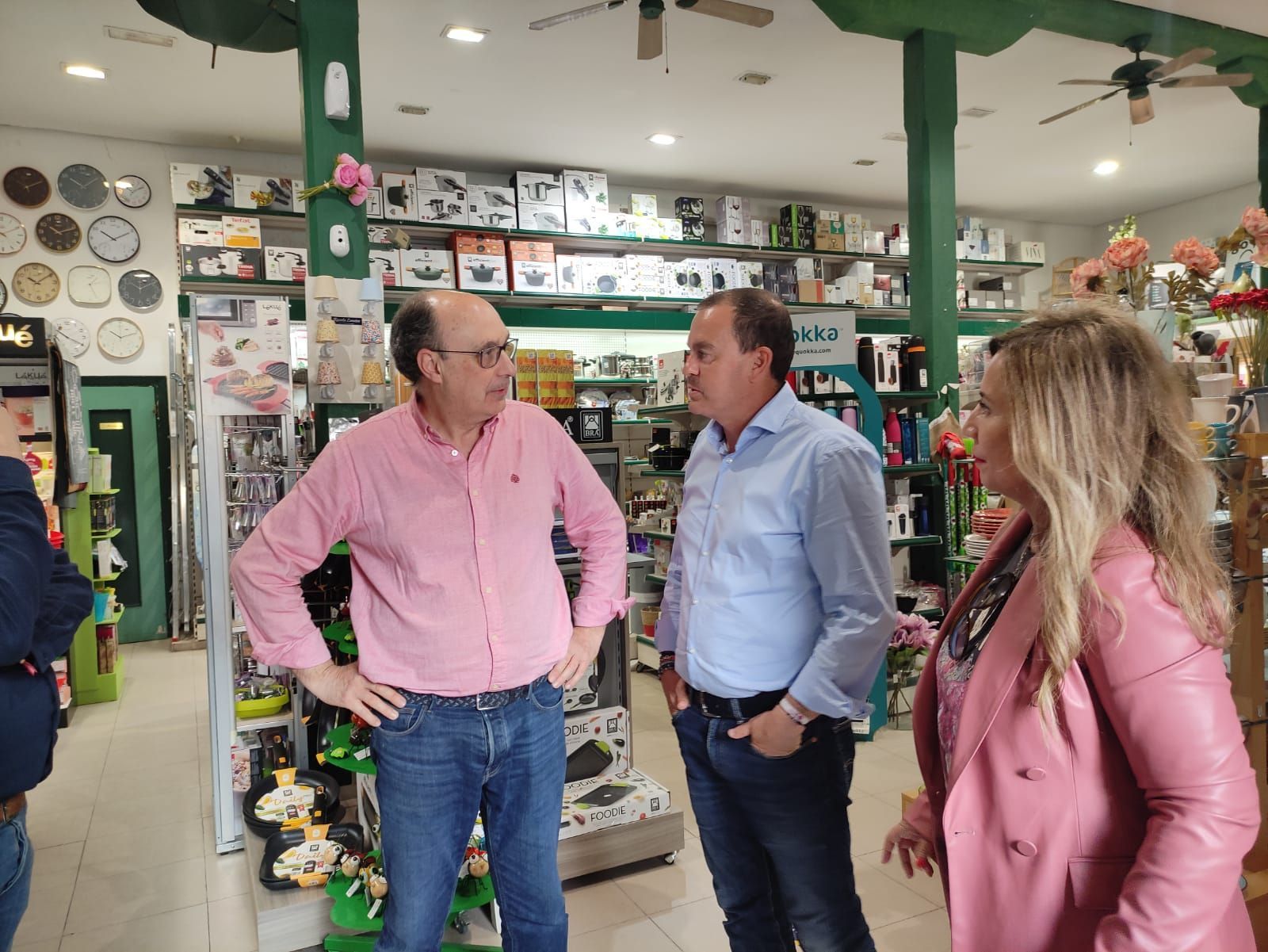 Francisco Requejo, candidato a la Alcaldía de Zamora por Zamora Sí, durante su visita a comercios de la ciudad