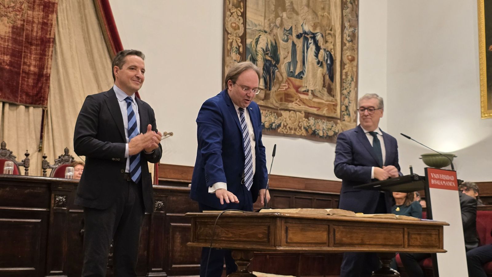 El rector de la Universidad de Salamanca preside el acto de toma de posesión de nuevos cargos académicos y del personal docente e investigador