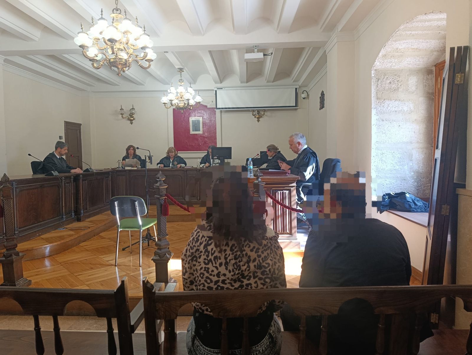 Juicio suspendido contra dos acusados de destrozar una vivienda