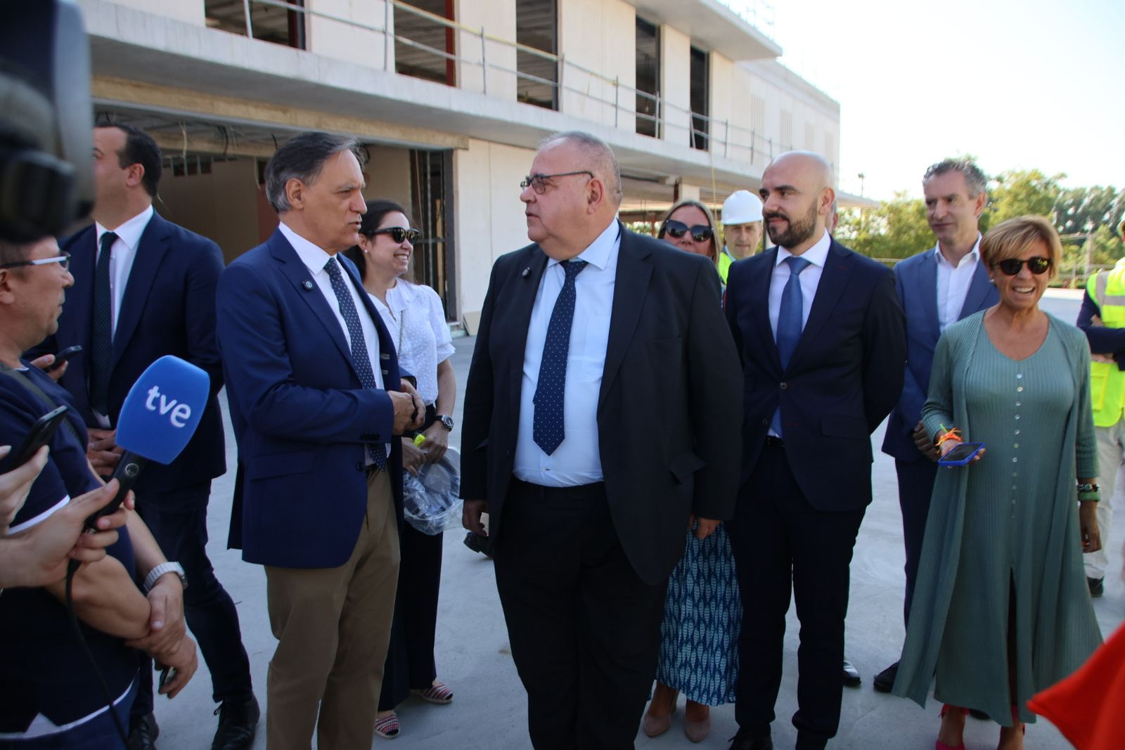 El consejero de Sanidad, Alejandro Vázquez Ramos, visita las obras del centro de salud Prosperidad