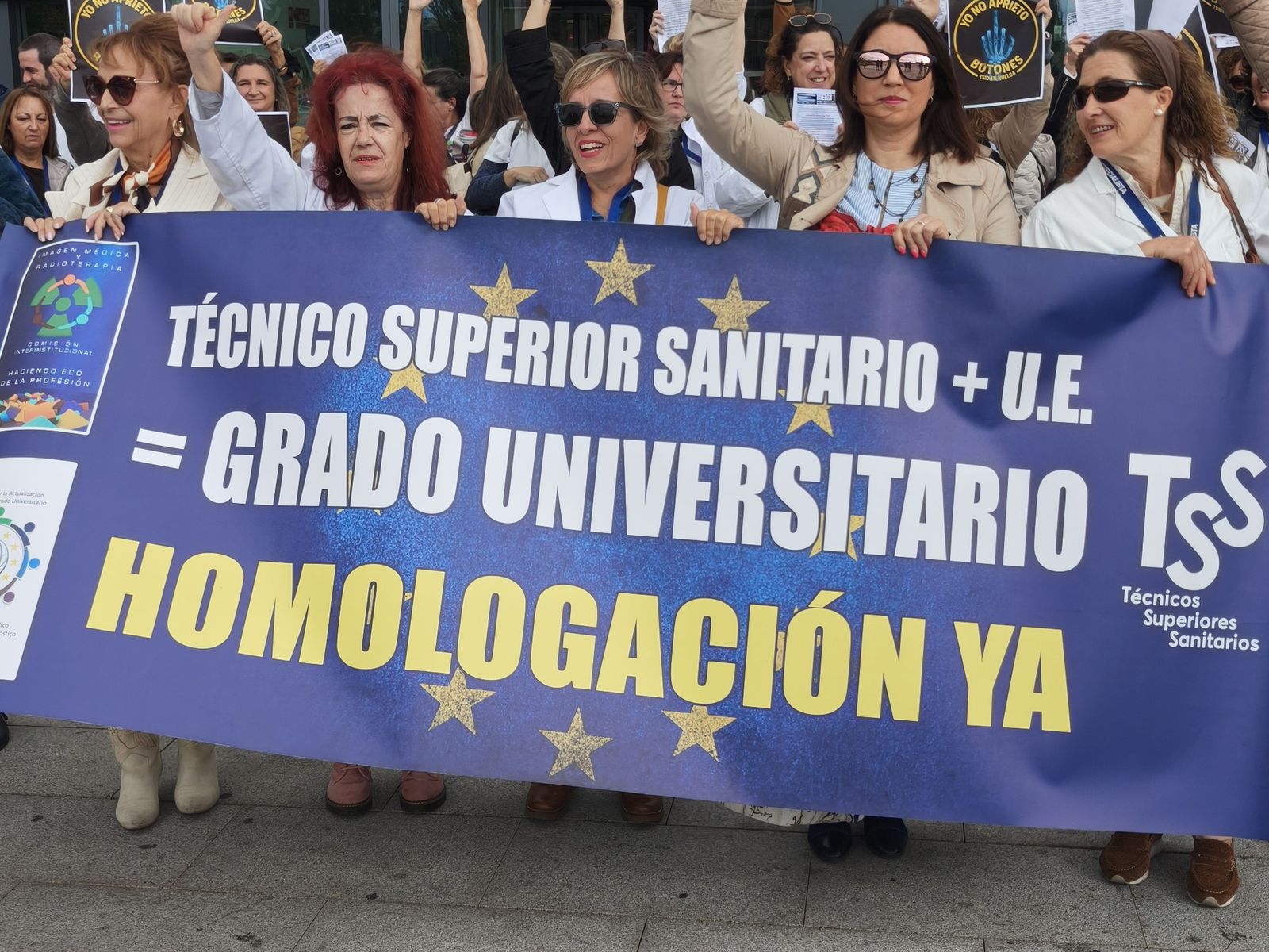 Los técnicos superiores sanitarios protestan a las puertas del hospital de Salamanca