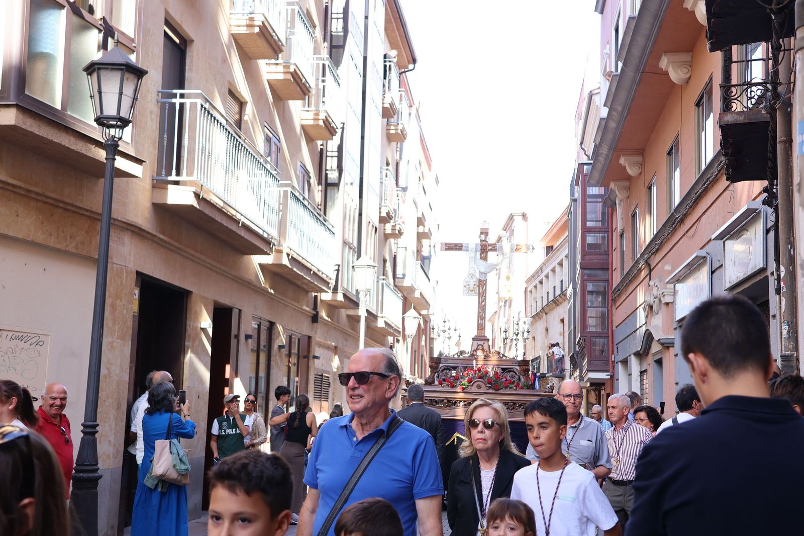 La Exaltación de la Cruz procesiona por las calles de Zamora rumbo a la carpa de San Bernabé