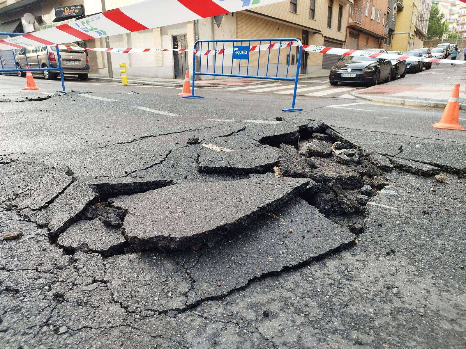 Socavón en el camino de las aguas
