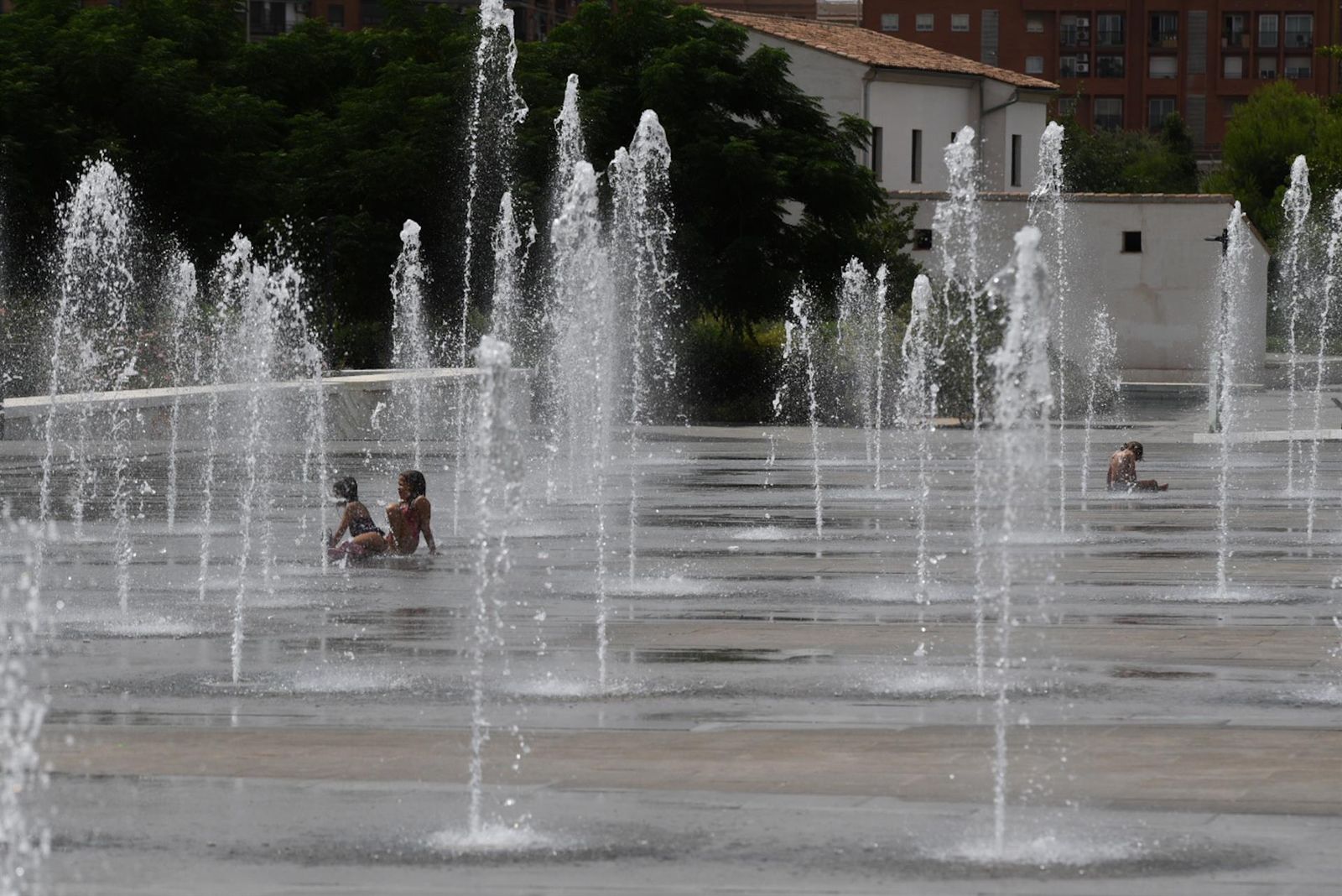 Niños se refrescan en una fuente. | EP