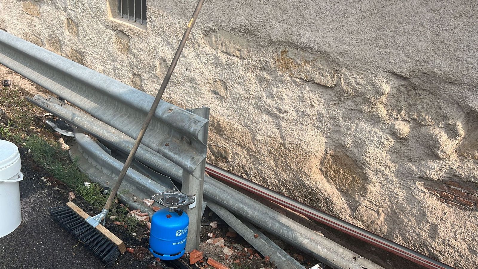 un-camion-se-empotra-contra-una-vivienda-en-la-carretera-de-aldealengua-1