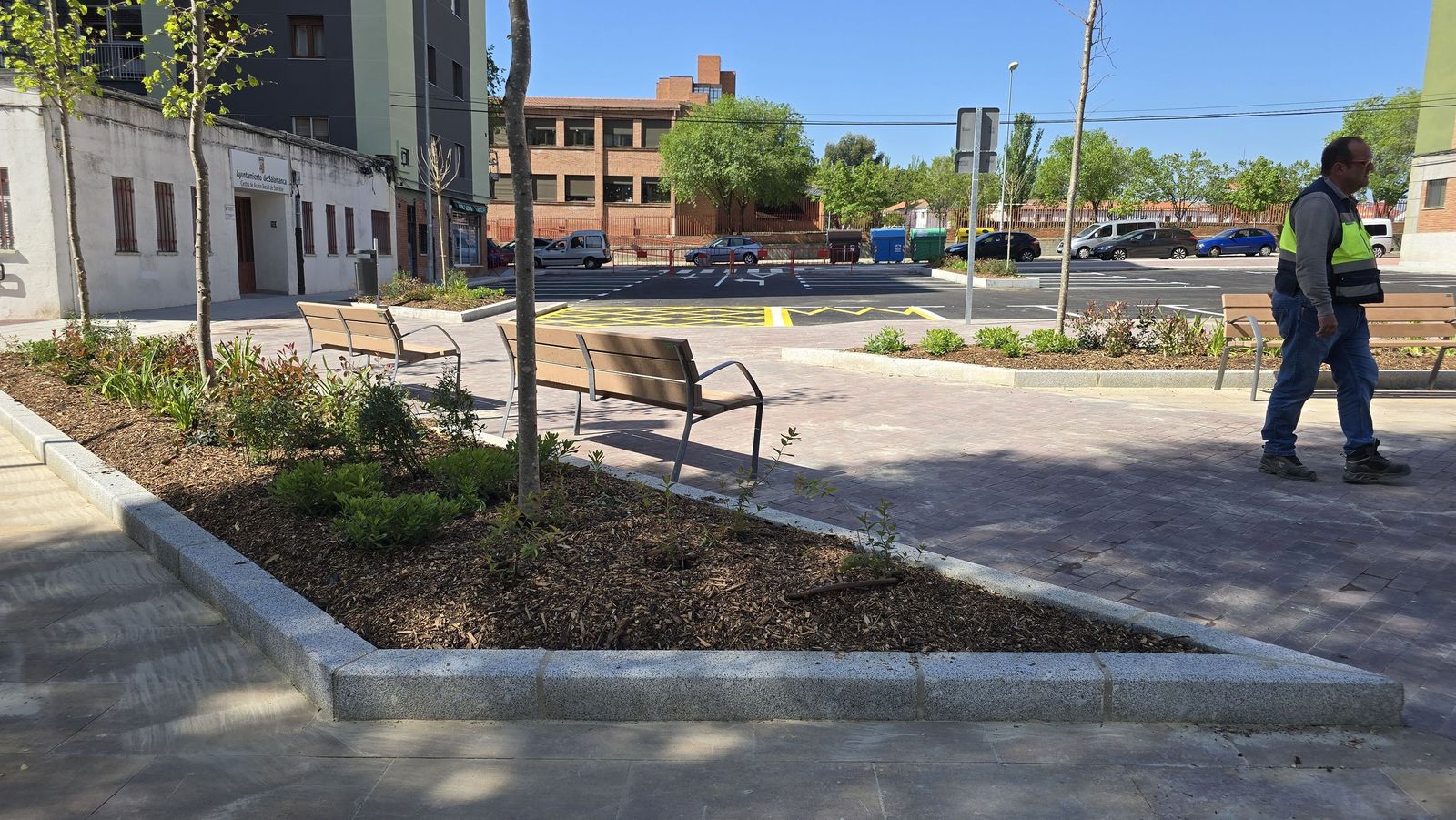 El alcalde de Salamanca, Carlos García Carbayo, visita las obras de urbanización de la plaza de Santa Cecilia del barrio de San José