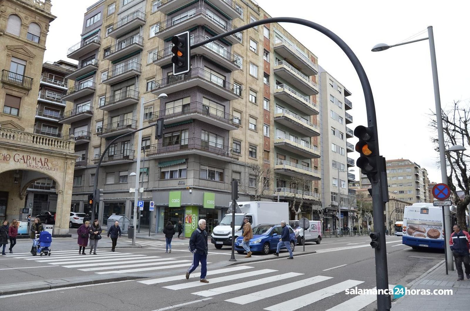 Semaforo en ambar paso de cebra