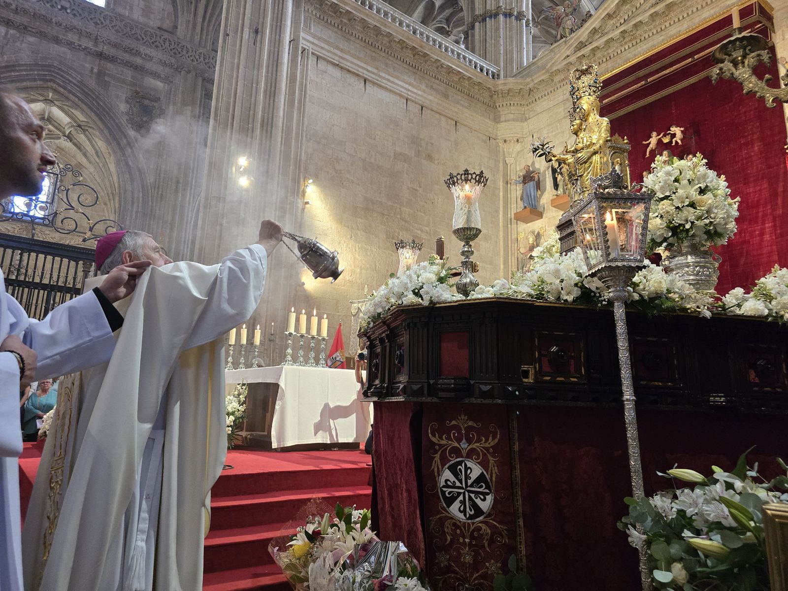 Llegada de la corporación municipal y banda de música a la Catedral de Salamanca