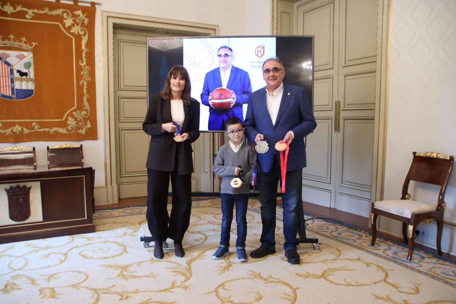 La concejala de Deportes, Almudena Parres, recibe al entrenador de baloncesto José Ignacio Hernández