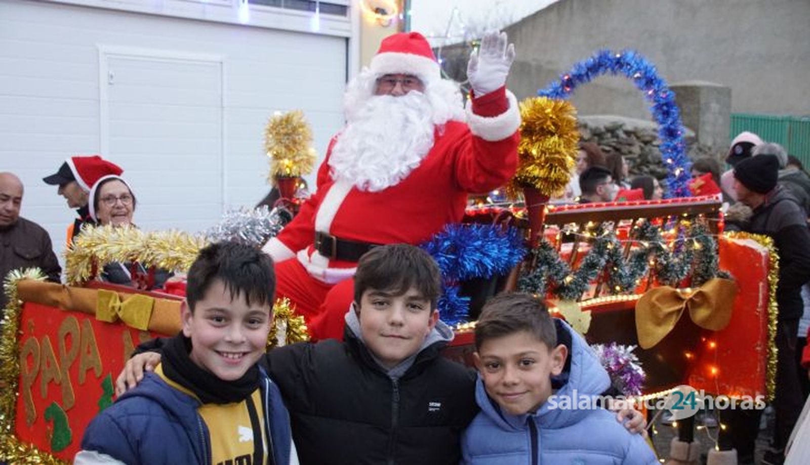 Los pequeños de Alba de Tormes reciben los regalos de Papá Noel Foto Juanes (77) Los pequeños de Alba de Tormes reciben los regalos de Papá Noel Foto Juanes (77)