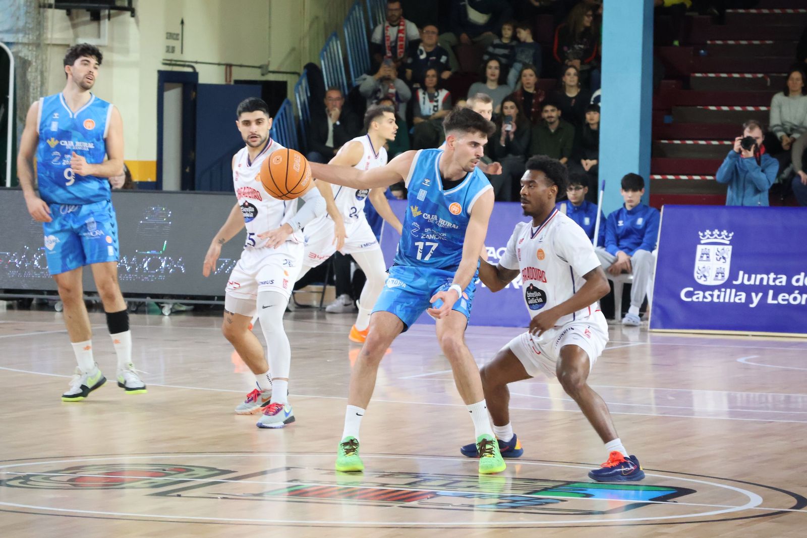 GALERÍA | Revive en imágenes el encuentro entre el CB Zamora y el Obradoiro