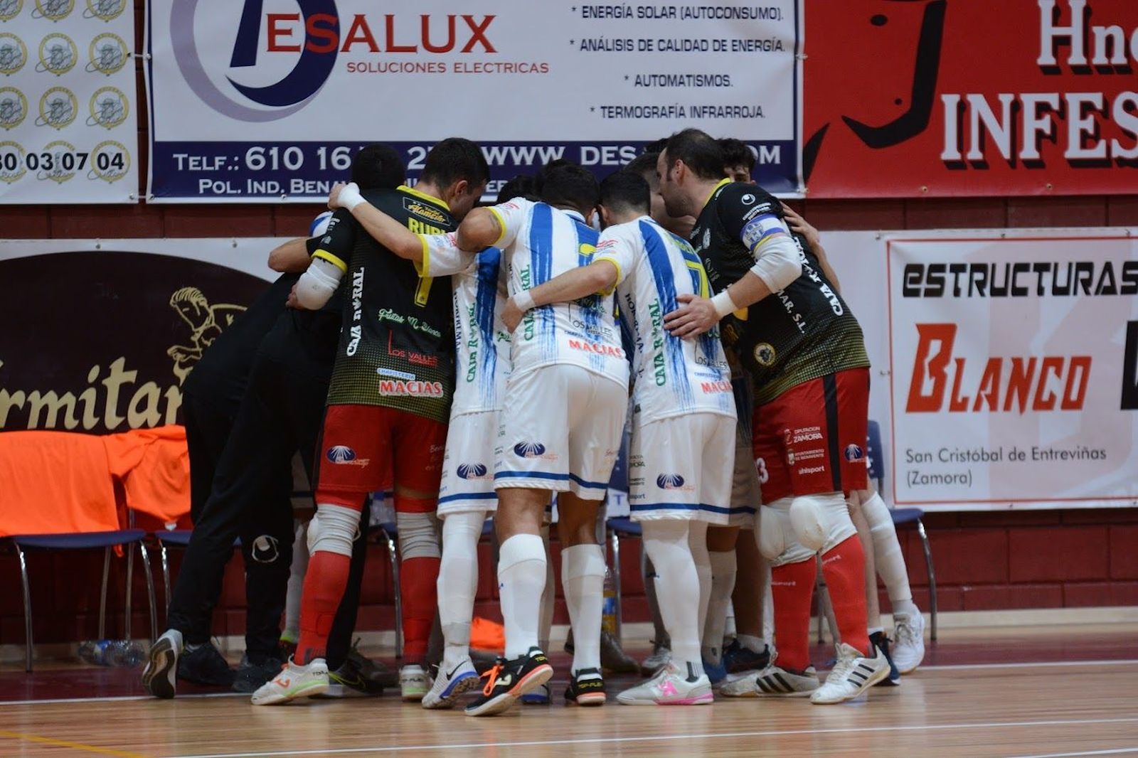 Jugadores del Atlético Benavente hacen piña. Archivo. Jugadores del Atlético Benavente hacen piña. Archivo.