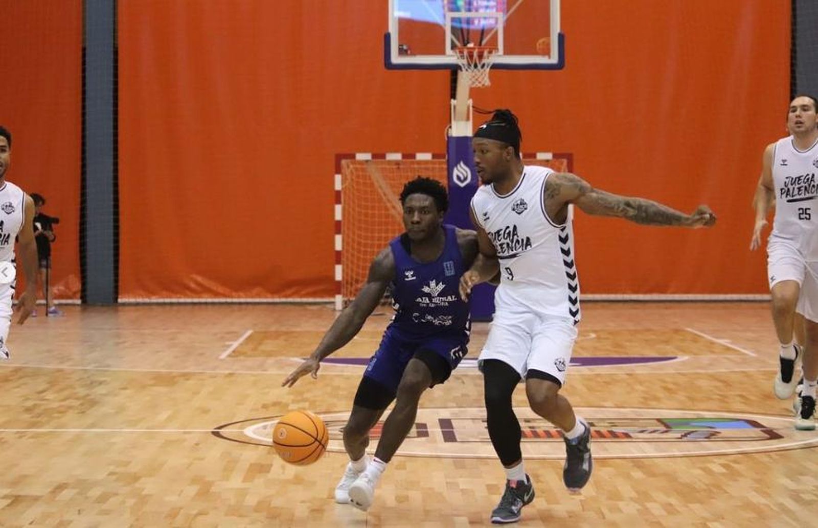 Jordan Walker se dirige al aro. CB Zamora.