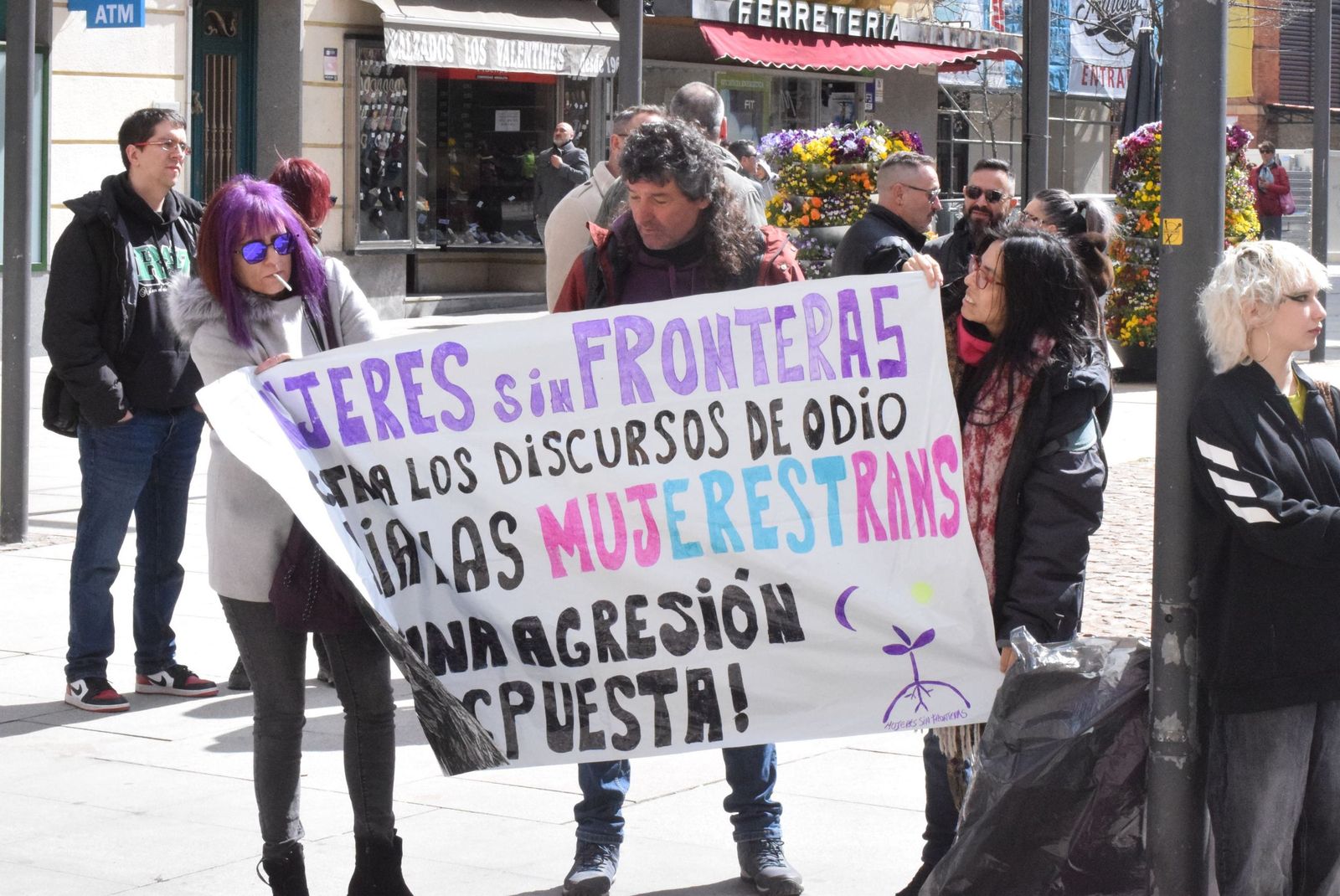 GALERÍA | La concentración en apoyo a Miss Trans Zamora tras su agresión, en imágenes