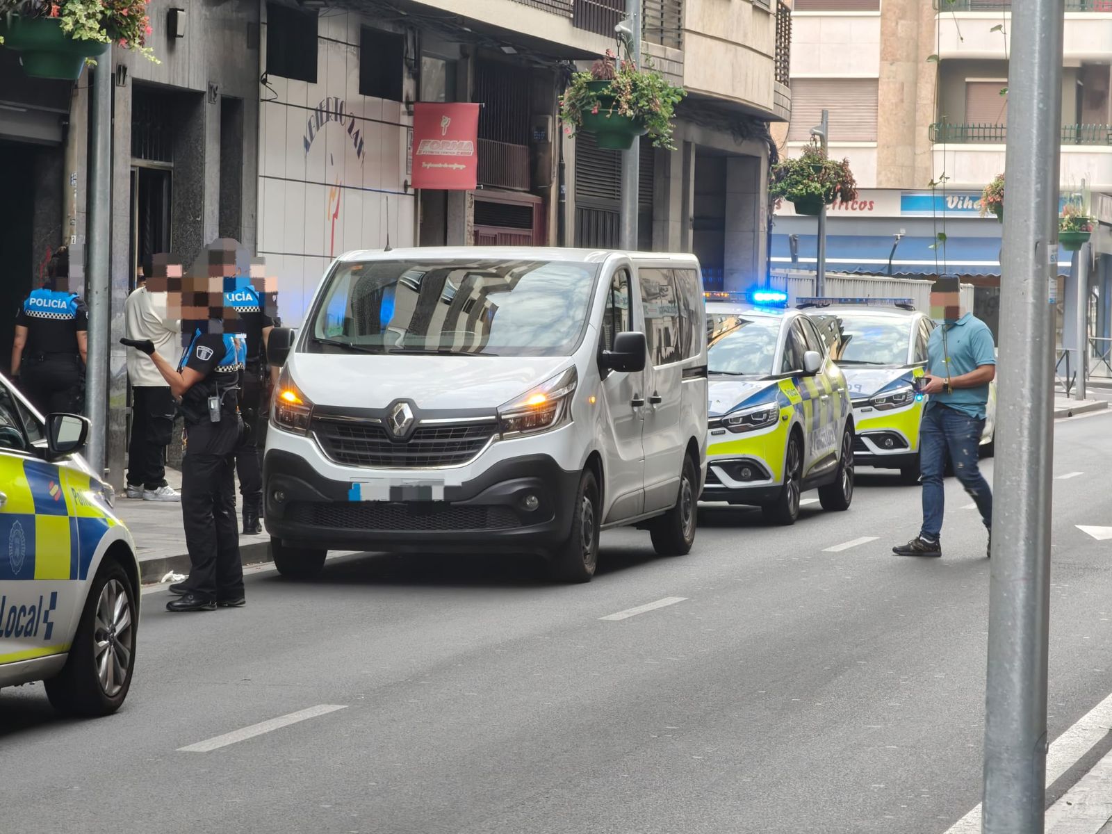 Presencia de la Policía Local en un establecimiento de Álvaro Gil