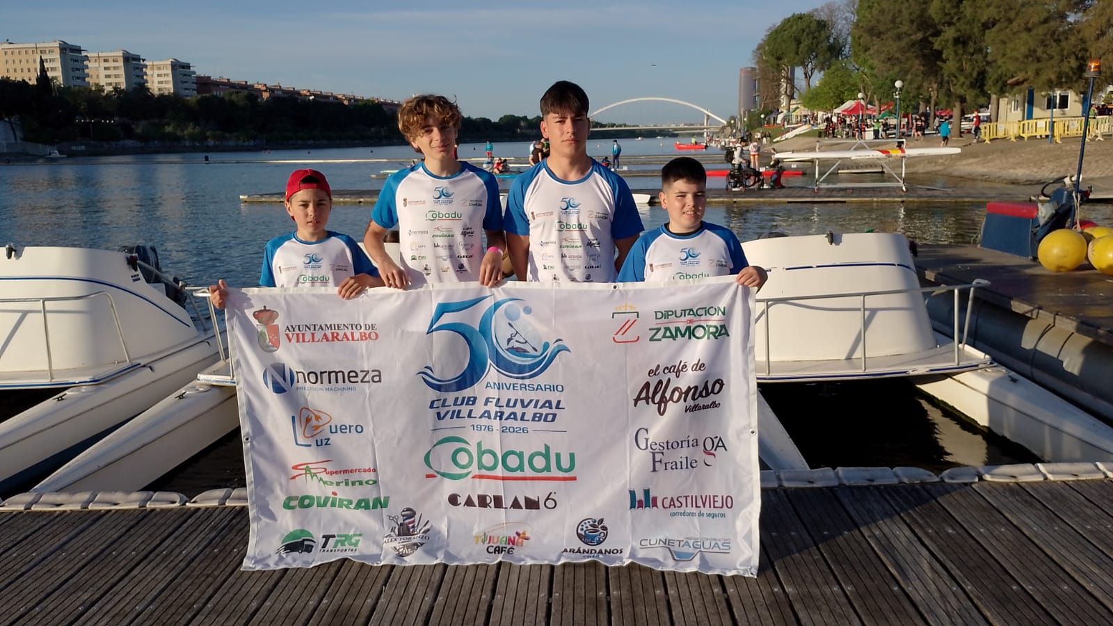 El equipo en Sevilla con la pancarta del Club Fluvial Villaralbo
