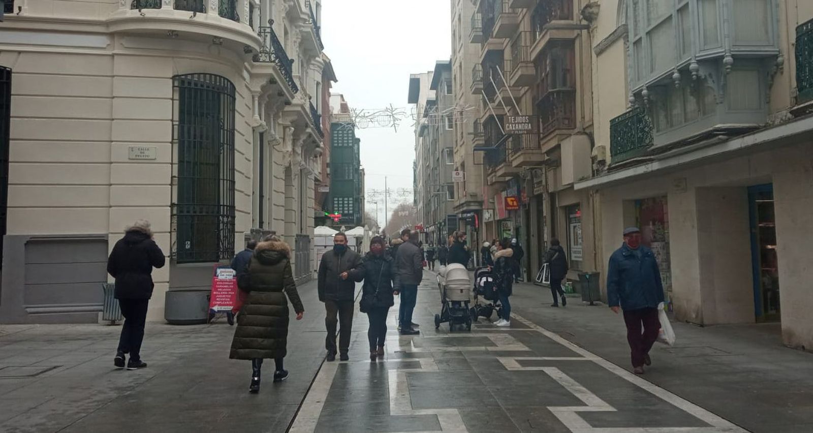 Ciudadanos pasean por Santa Clara. Archivo
