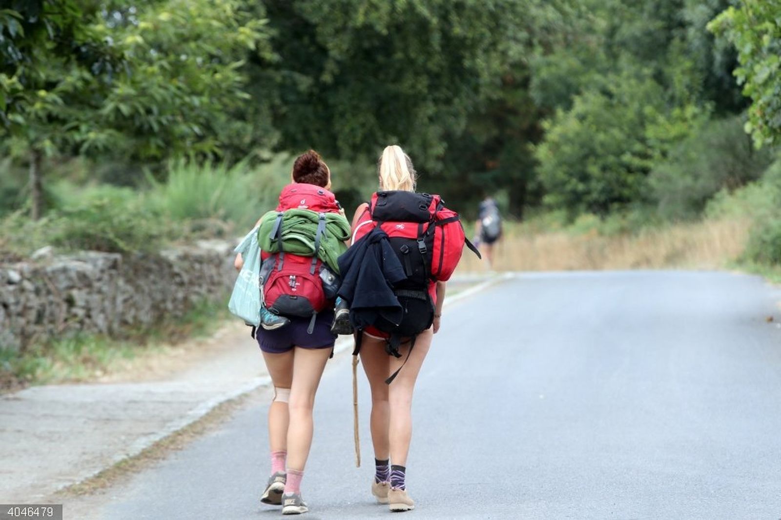 Dos peregrinas realizando el Camino de Santiago