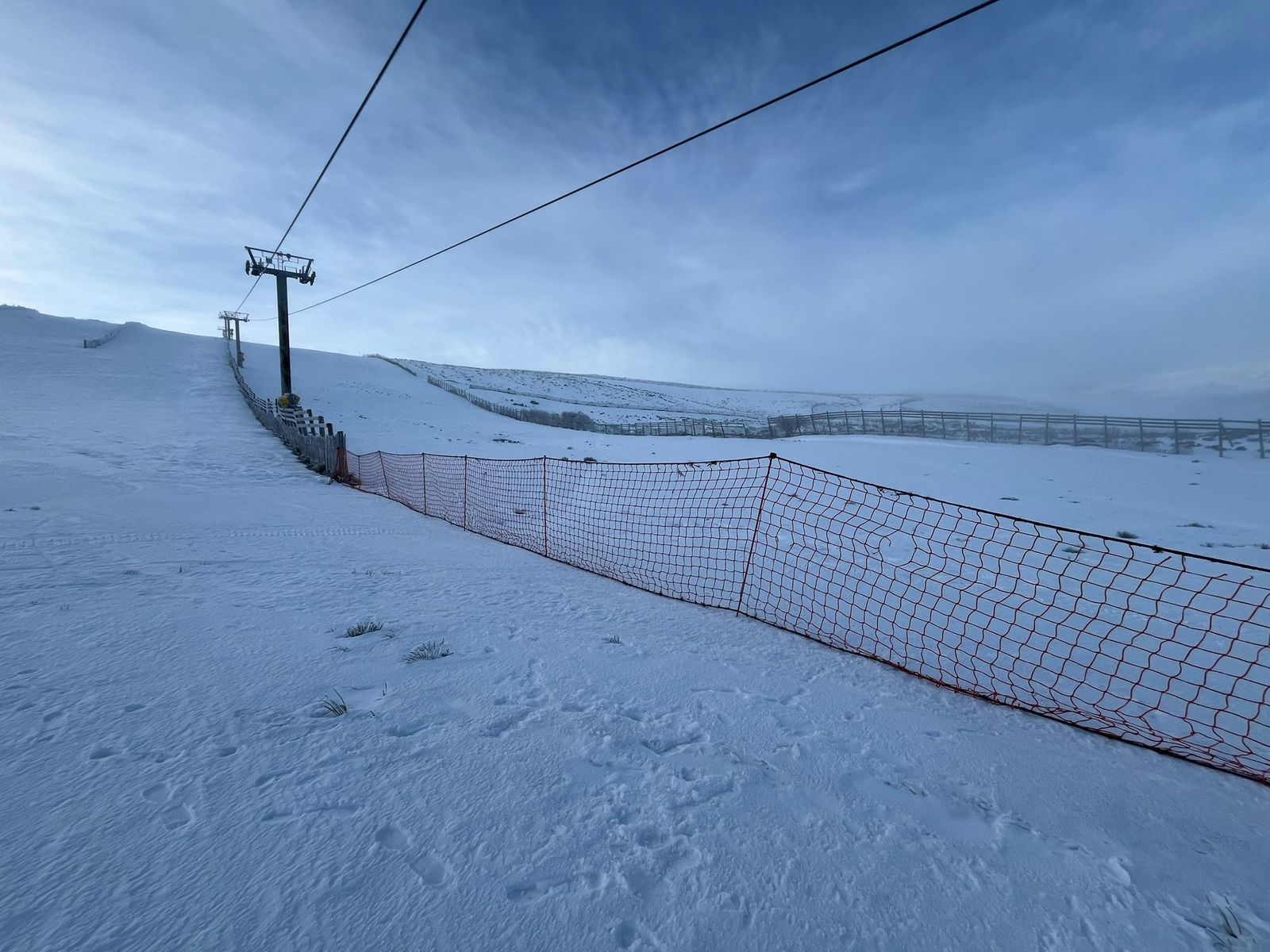 Pistas centrales de La Covatilla con el telesilla